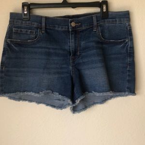 NWOT Cute jean shorts, frayed hem, pockets front and back.